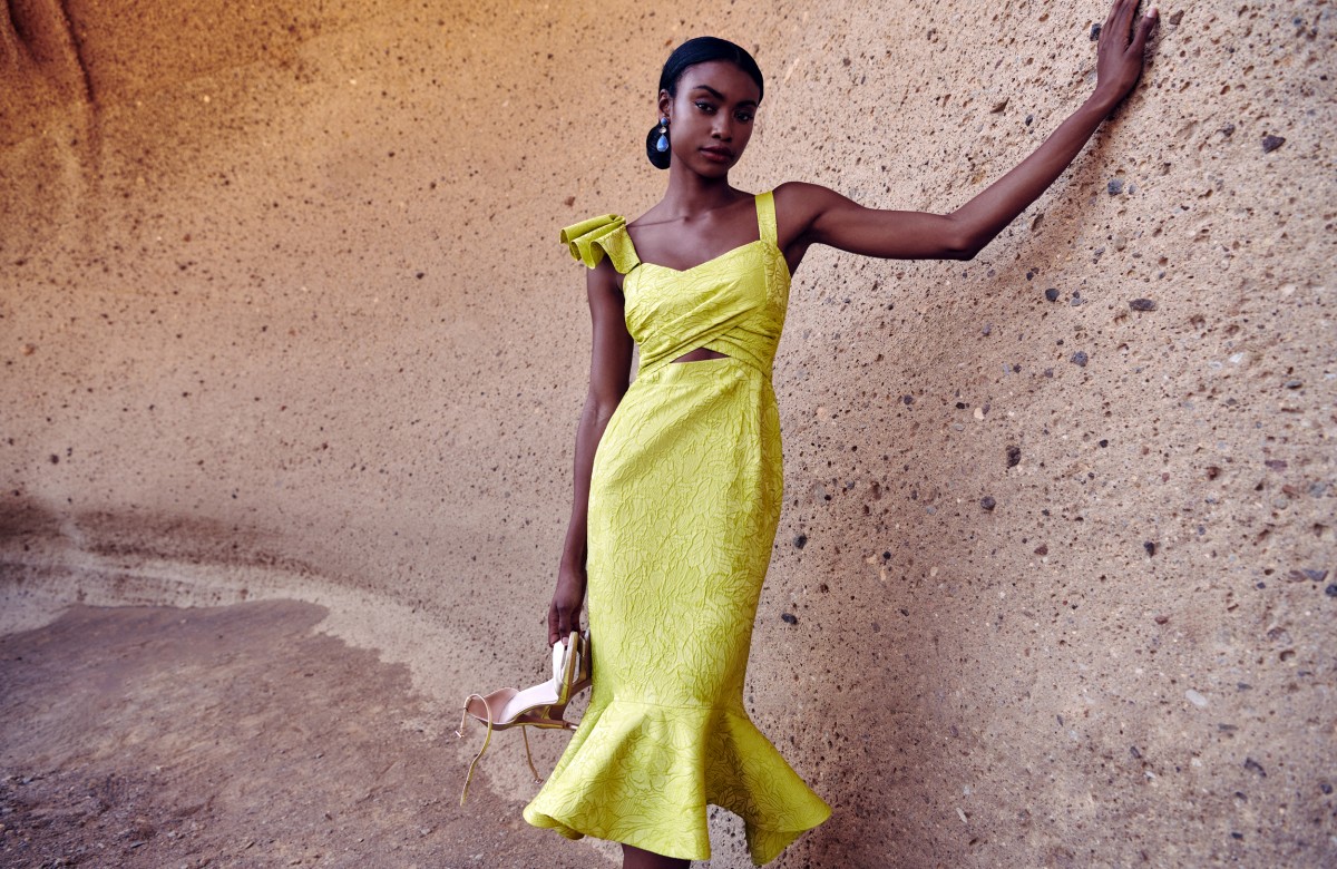 Precioso vestido midi asimétrico con volante en tejido brocado color lima. Cuerpo cruzado con drapeado para invitada a boda, fiesta de verano