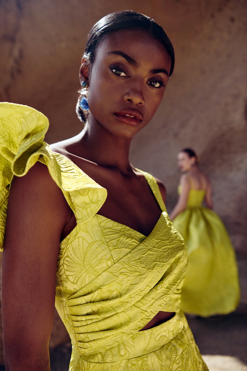 Precioso vestido midi asimétrico confeccionado en tejido brocado color lima. Cuerpo cruzado con drapeado para invitada a boda, fiesta de verano