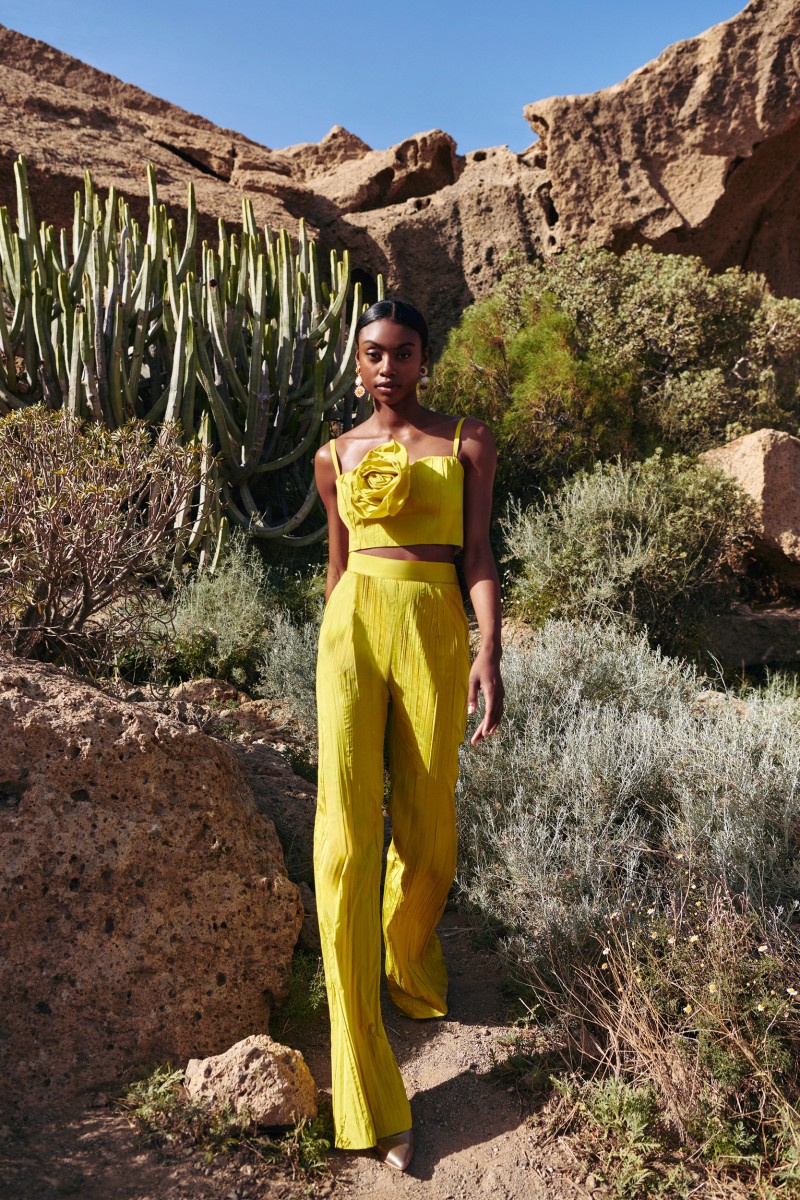 conjunto de pantalon y top de fiesta corto confeccionado en un tejido de tafetán lima plisada con broche flor para invitada  boda, graduacion, comunion