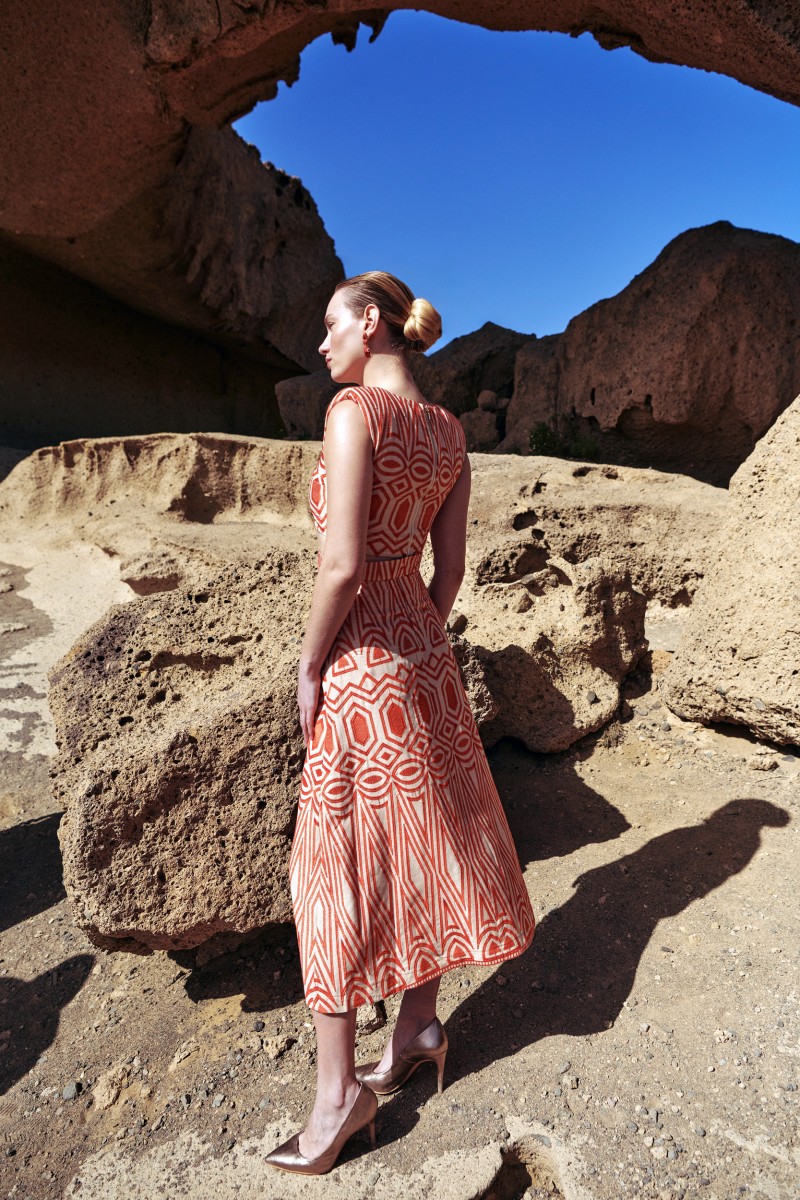 conjunto de falda y top corto con hombreras confeccionado en un precioso lino bordado con estampado étnico en tonos beige y naranja para boda verano, bautizo, comunion, graduacion