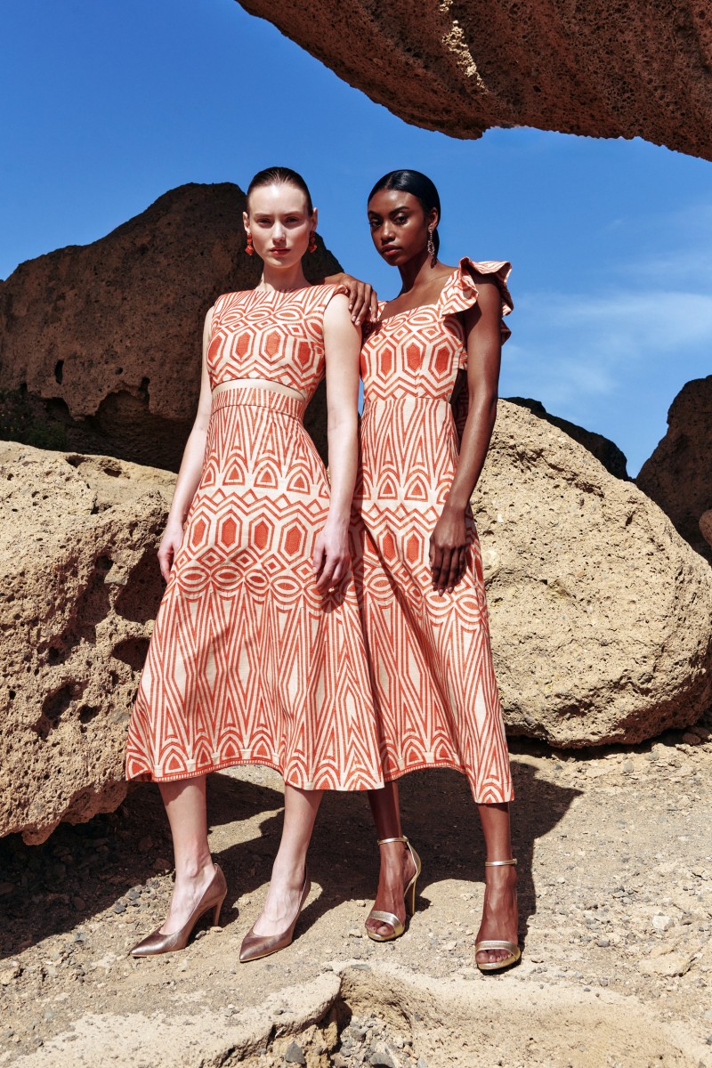 coleccion summer vestido midi con volantes confeccionado en un  tejido de lino bordado con estampado étnico en tonos beige y naranja para invitada a boda de verano, comunion, bautizo