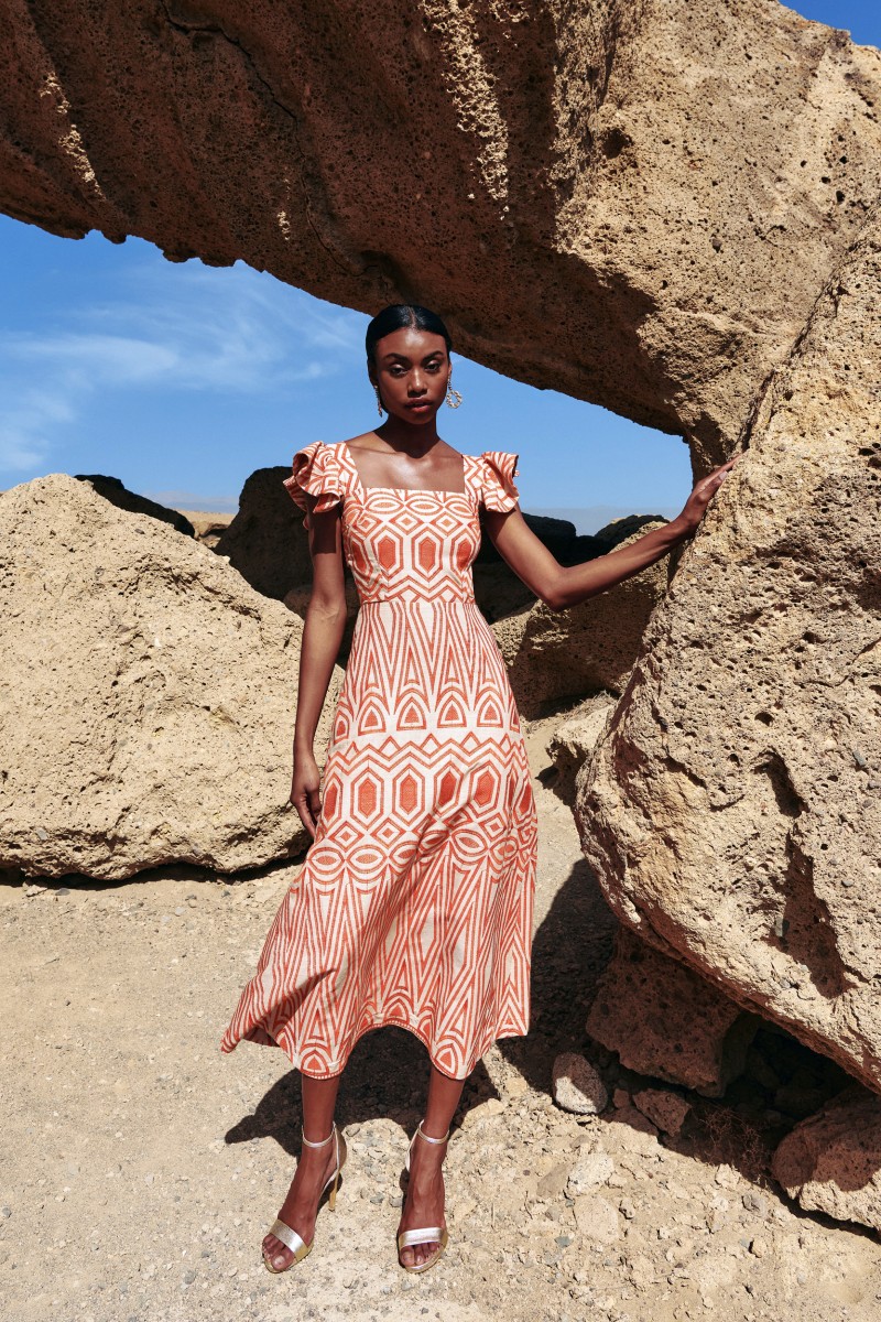 vestido midi de vuelo con volantes confeccionado en un  tejido de lino bordado con estampado étnico en tonos beige y naranja para invitada a boda de verano, comunion, bautizo