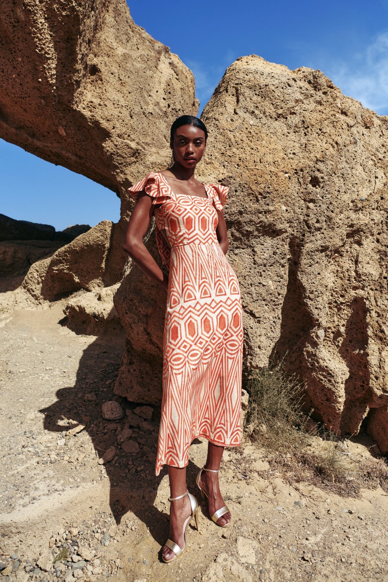 vestido midi evase con volantes confeccionado en un  tejido de lino bordado con estampado étnico en tonos beige y naranja para invitada a boda de verano, comunion, bautizo