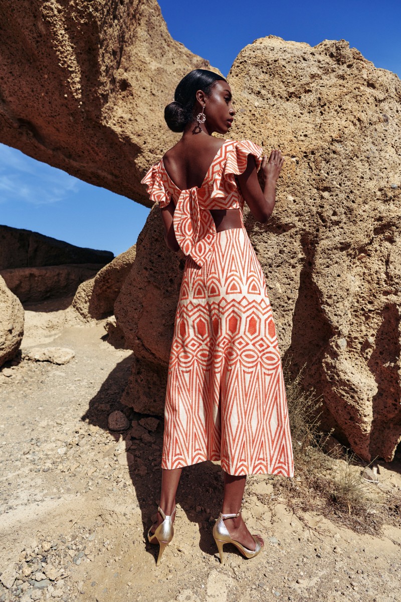 vestido midi con volantes confeccionado en un  tejido de lino bordado con estampado étnico en tonos beige y naranja para invitada a boda de verano, comunion, bautizo espalda