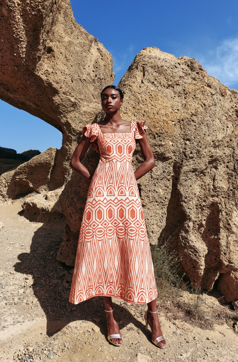 comprar vestido midi con volantes confeccionado en un  tejido de lino bordado con estampado étnico en tonos beige y naranja para invitada a boda de verano, comunion, bautizo