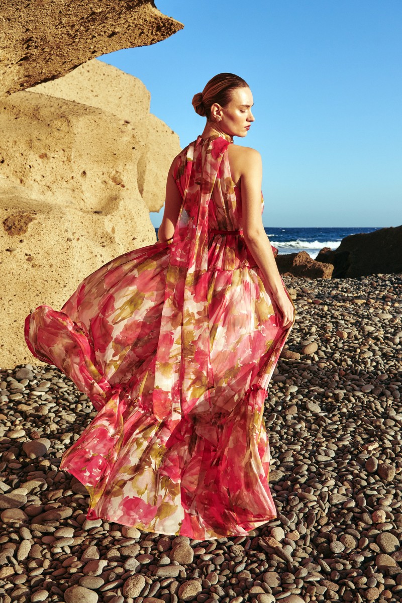 vestido largo cuello halter lazada y volantes en gasa de gran calidad estampada con delicadas flores en tonos rojos y rosas para invitada boda verano