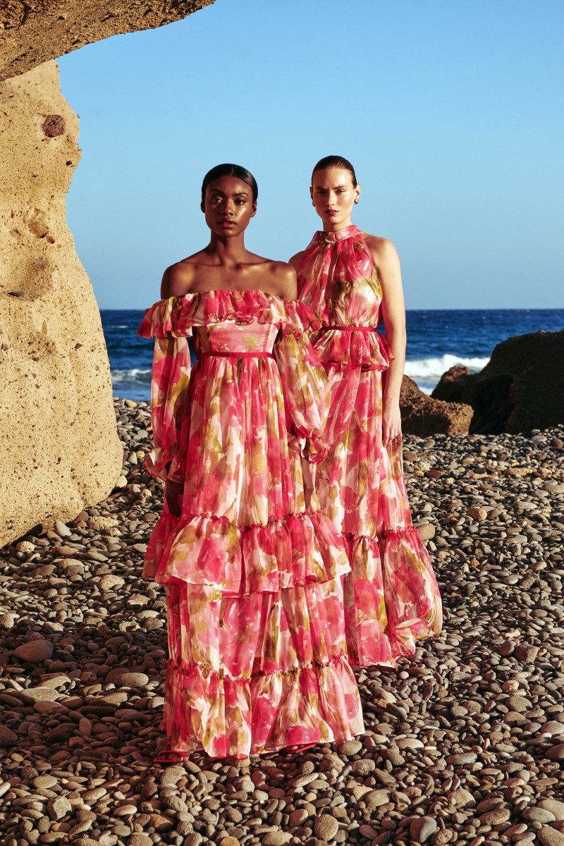 vestido largo de fiesta cuello halter y volantes en gasa de gran calidad estampada con delicadas flores en tonos rojos y rosas para invitada boda verano