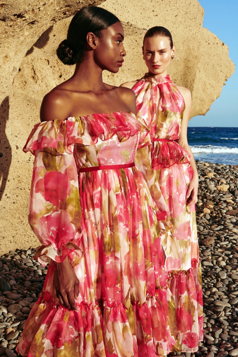 Maravilloso vestido largo cuello halter y volantes en gasa de gran calidad estampada con delicadas flores en tonos rojos y rosas para invitada boda verano