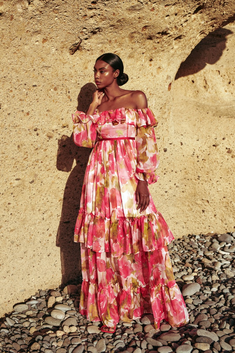 comprar vestido largo confeccionado en un tejido de gasa de gran calidad estampada con delicadas flores en tonos rojos y rosas