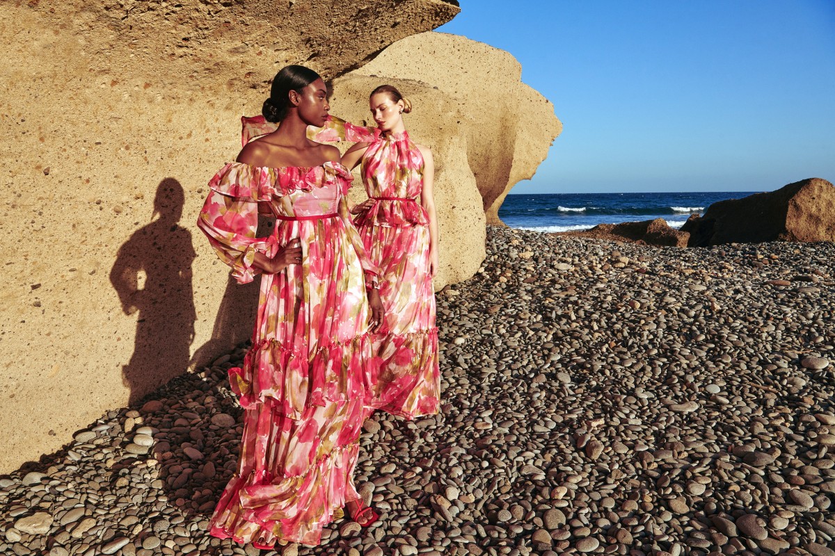 Maravilloso vestido largo confeccionado en un tejido de gasa de gran calidad estampada con delicadas flores en tonos rojos y rosas boda verano noche