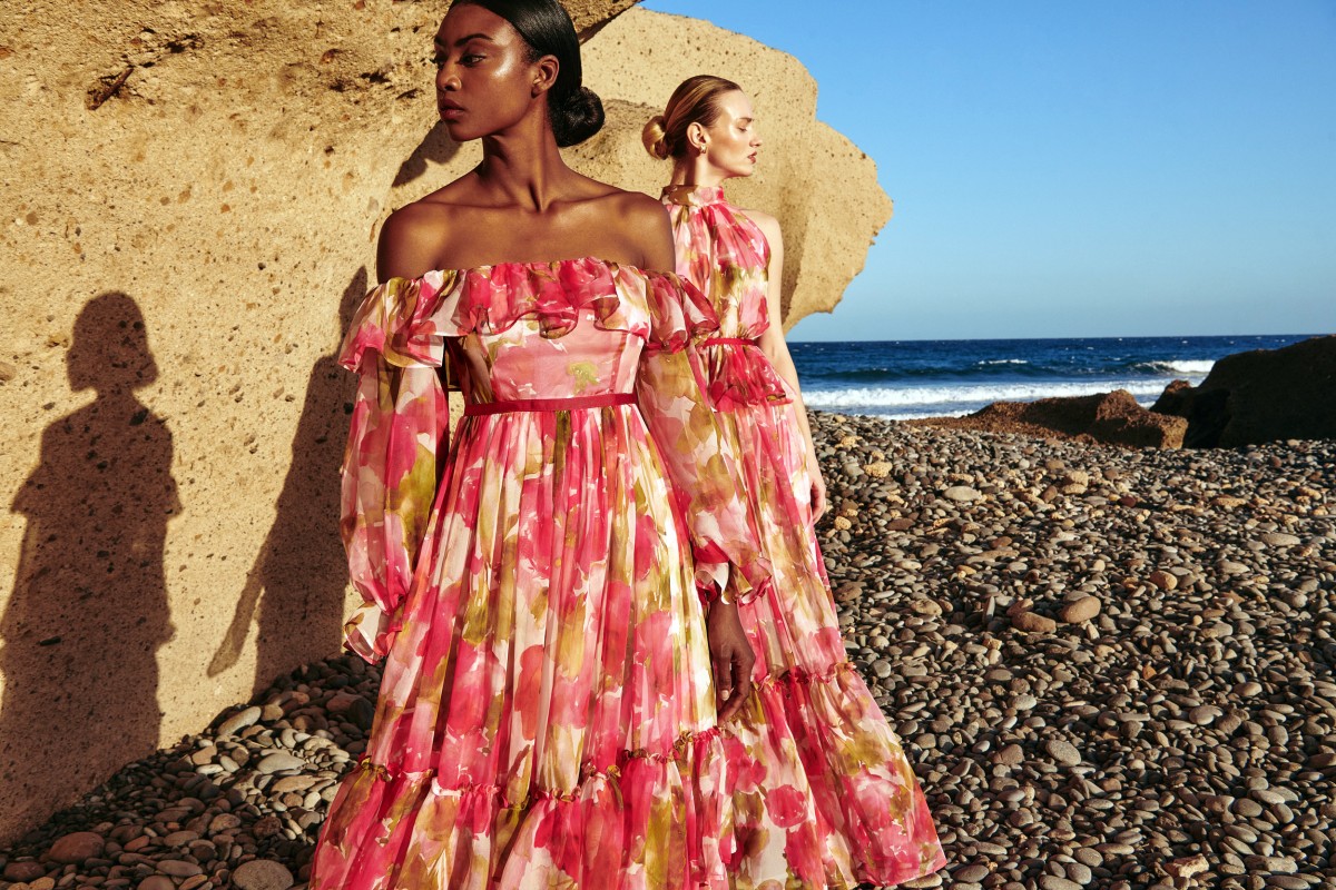 Maravilloso vestido largo confeccionado en un tejido de gasa de gran calidad estampada con delicadas flores en tonos rojos y rosas invitada boda verano