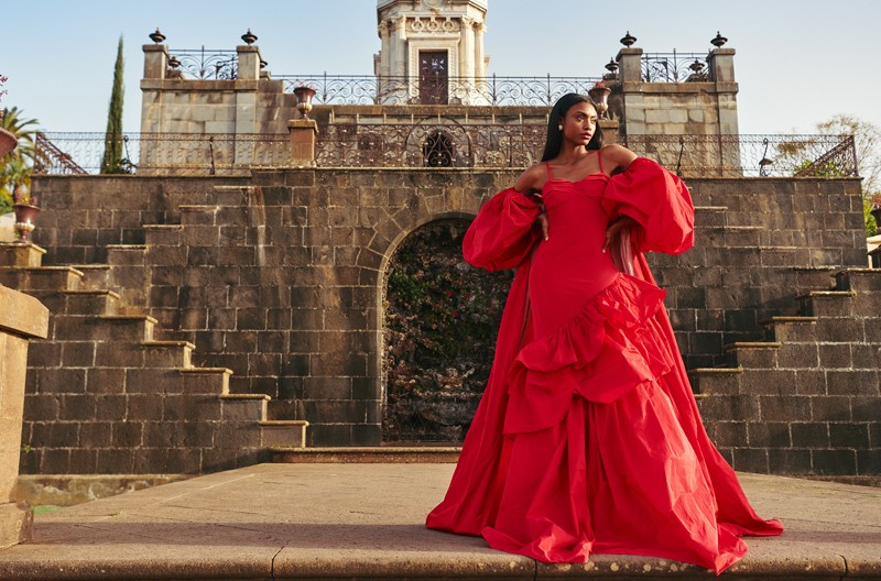 Impresionante vestido largo confeccionado en tafetán de alta calidad de color rojo exclusivo atelier para boda, novia, alfombra roja hecho en españa