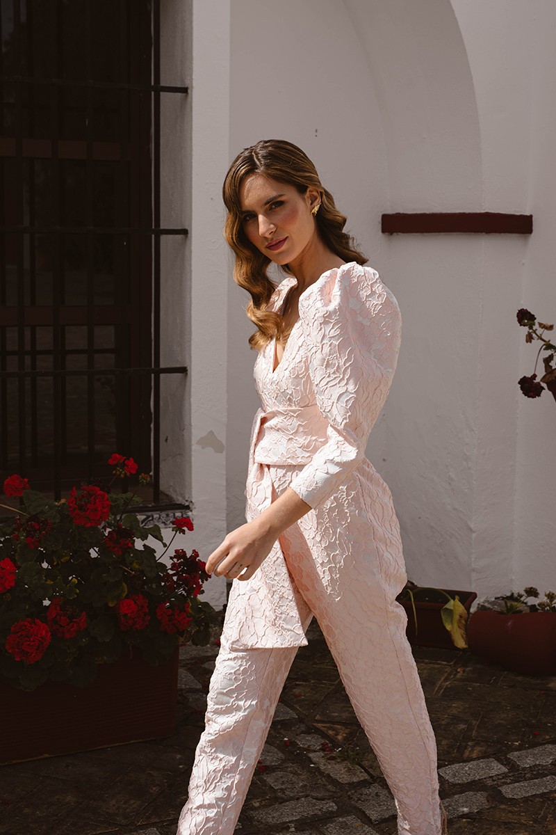 mono rosa palo con manga jamon, pantalon estrecho  y lazada en cintura para invitadas boda verano, graduacion, mama de comunion omama de bautizo