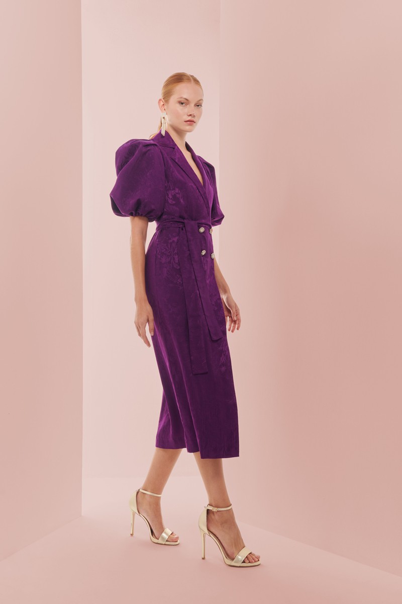 comprar vestido morado con mangas abullonadas con cuello y solapa , botones forrados  y cinturon para invitadas boda, evento, fiesta, coctel, otoño fiesta navidad 