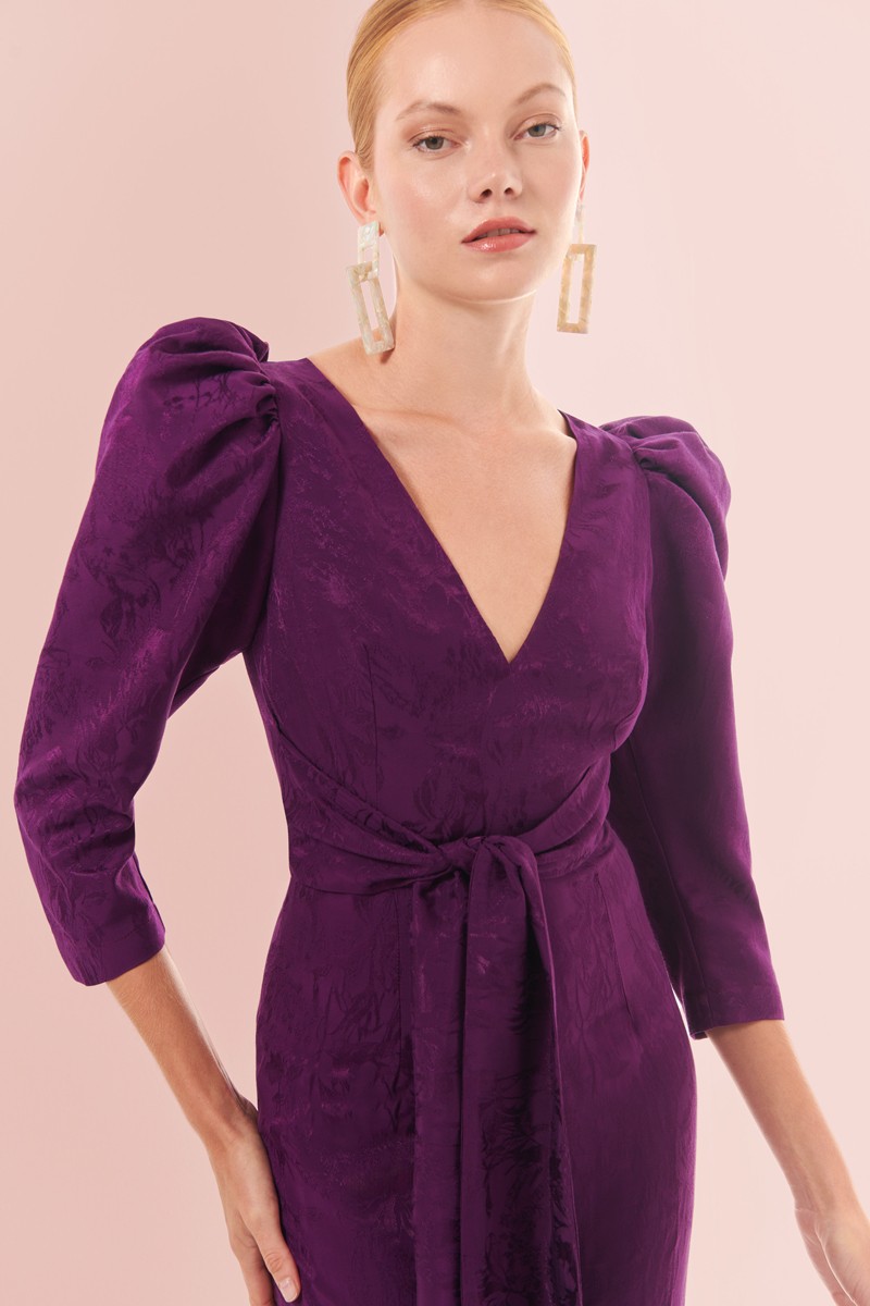 comprar Mono de fiesta morado con manga abullonada, pantalon palazzo  y lazada en cintura confeccionado en jacquard para invitadas boda otoño invierno