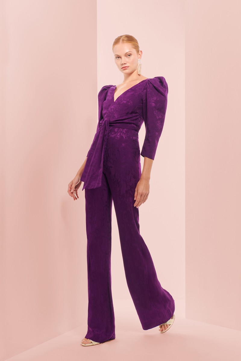 Mono  morado con manga abullonada, pantalon palazzo  y lazada en cintura confeccionado en jacquard para invitadas boda otoño invierno