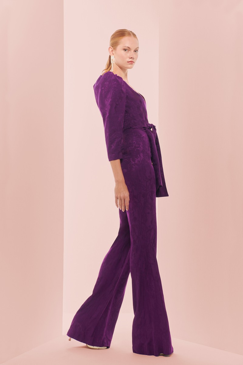 Mono de fiesta morado con manga abullonada, pantalon palazzo  y lazada en cintura confeccionado en jacquard para invitadas boda otoño invierno