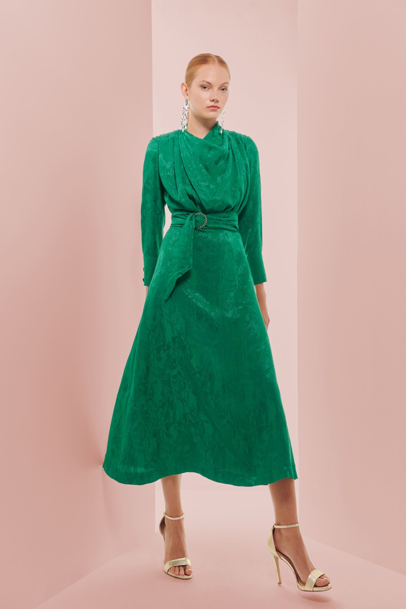  vestido midi verde en jacquard con cuerpo drapeado falda evasé y manga larga para invitada boda, bautizo, comunion, fiesta, nochevieja, navidad