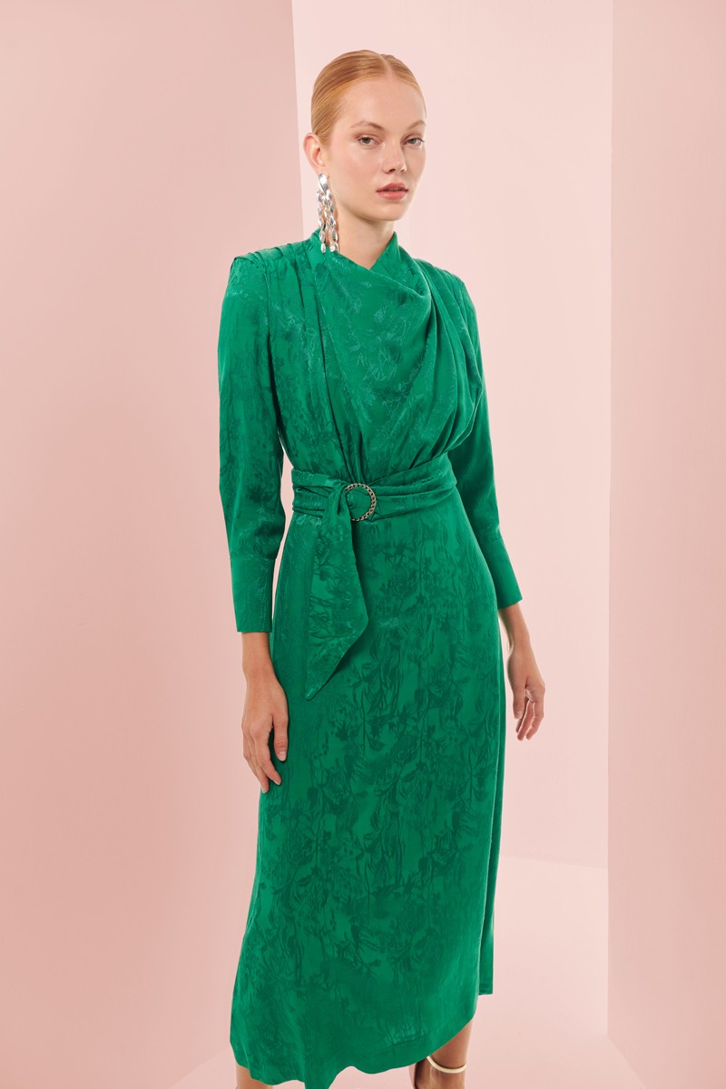 comprar vestido midi verde en jacquard con cuerpo drapeado falda evasé y manga larga para invitada boda, bautizo, comunion, fiesta, nochevieja, navidad