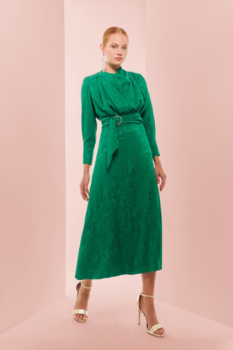 comprar vestido de coctel midi verde en jacquard con cuerpo drapeado falda evasé y manga larga para invitada boda, bautizo, comunion, fiesta, nochevieja, navidad