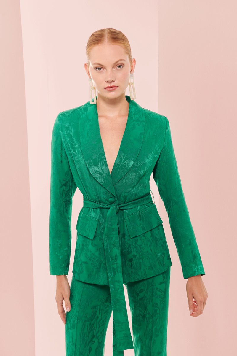 comprar  chaqueta en jacquard fluido verde  Blazer  con cuello esmoquin y cinturon para boda,  invitada, fiesta, celebracion, coctel, comunion