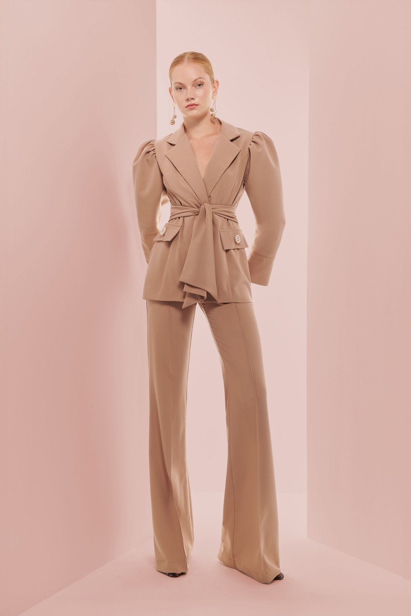 comprar  traje de americana crepe camel con manga abullonada para boda,  invitada, fiesta, celebracion, coctel, mamá de comunion, graduacioncomprar online traje de chaqueta crepe camel con manga abullonada para boda,  invitada, fiesta, celebracion, c