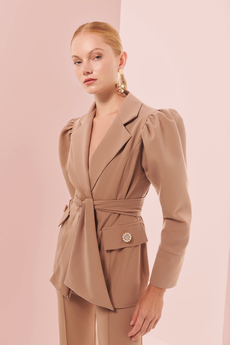 comprar online traje de chaqueta crepe camel con manga abullonada para boda,  invitada, fiesta, celebracion, coctel, mamá de comunion, graduacion