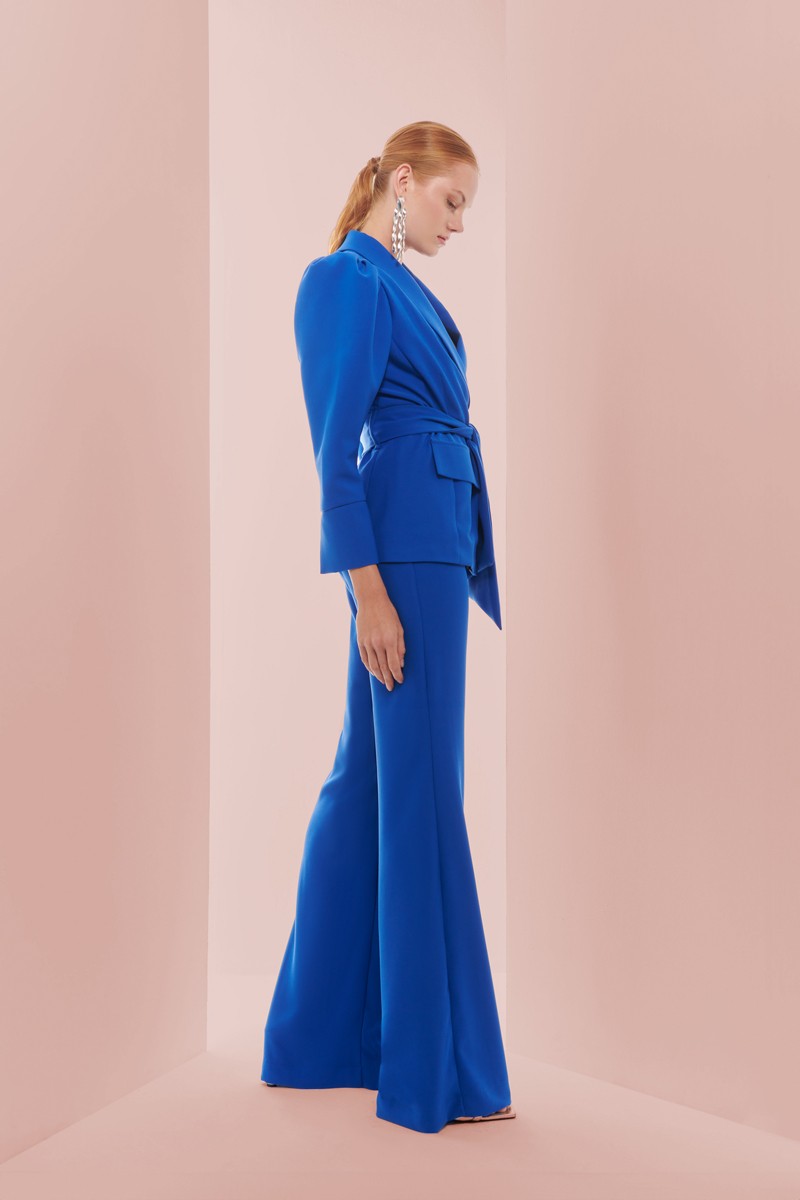 comprar online traje de chaqueta y pantalon crepe azul klein manga volumen para boda,  invitada, fiesta, celebracion, coctel, mamá de comunion, graduacion