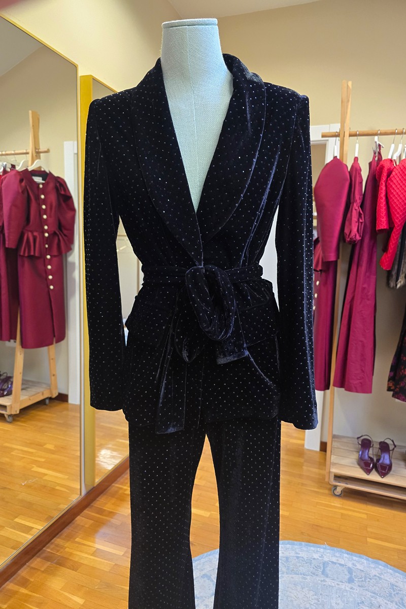 comprar traje de blazer y pantalón confeccionado con terciopelo de color negro y cristales de strass con cuello esmoquin y cinturón para navidad, nochevieja y todo tipo de eventos de invierno