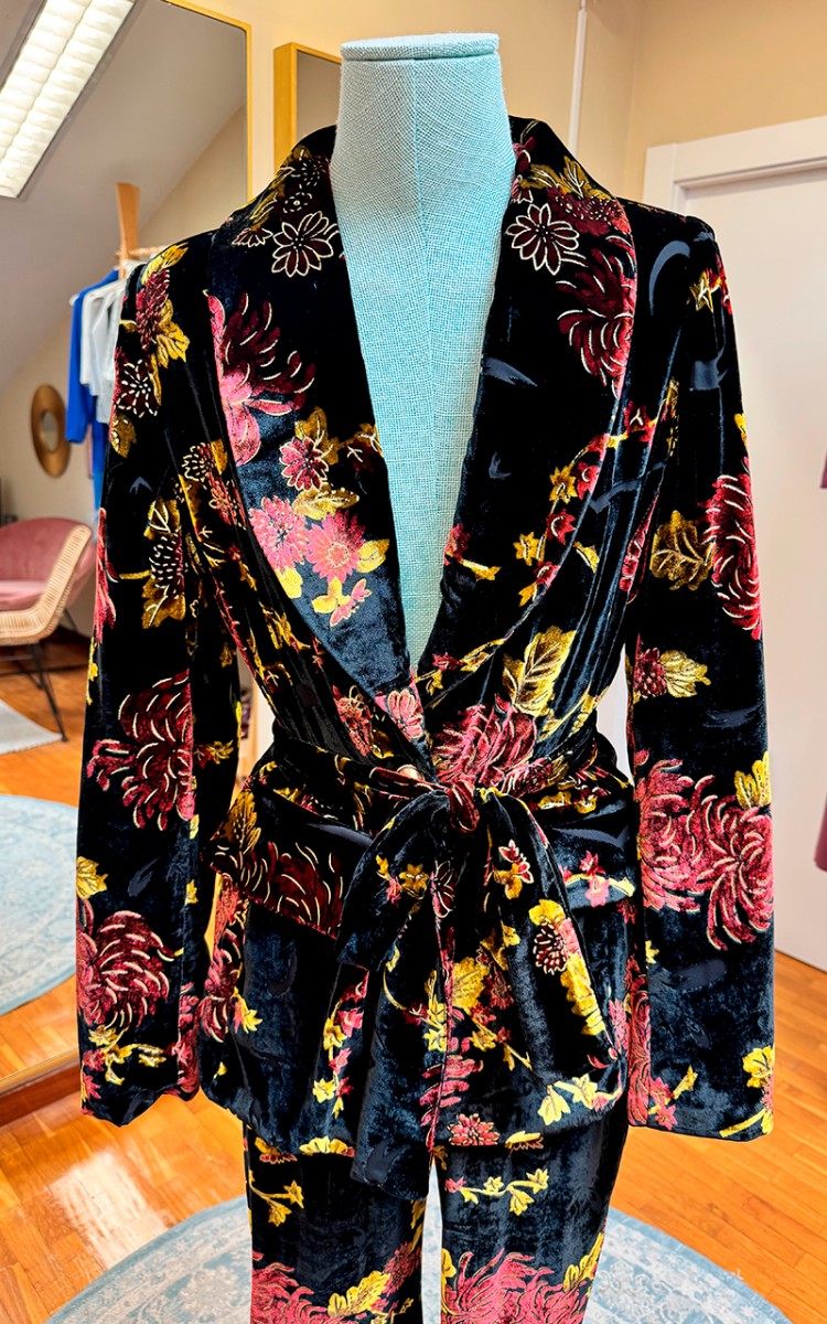 chaqueta de terciopelo negro con estampado floral cuello esmoquin, cierre con cinturón y dos botones y falsos bolsillos para eventos de invierno, invitada de boda de noche, navidad o nochevija