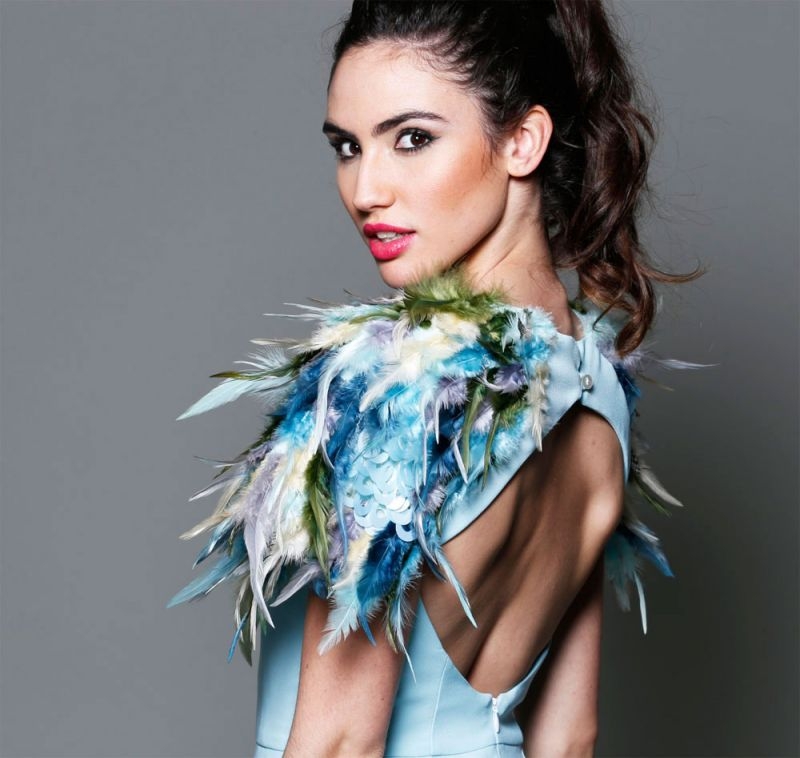 vestido corto de fiesta azul cielo con hombreras de plumas y escote espalda para invitada boda, bautizo, coctel, graduacion