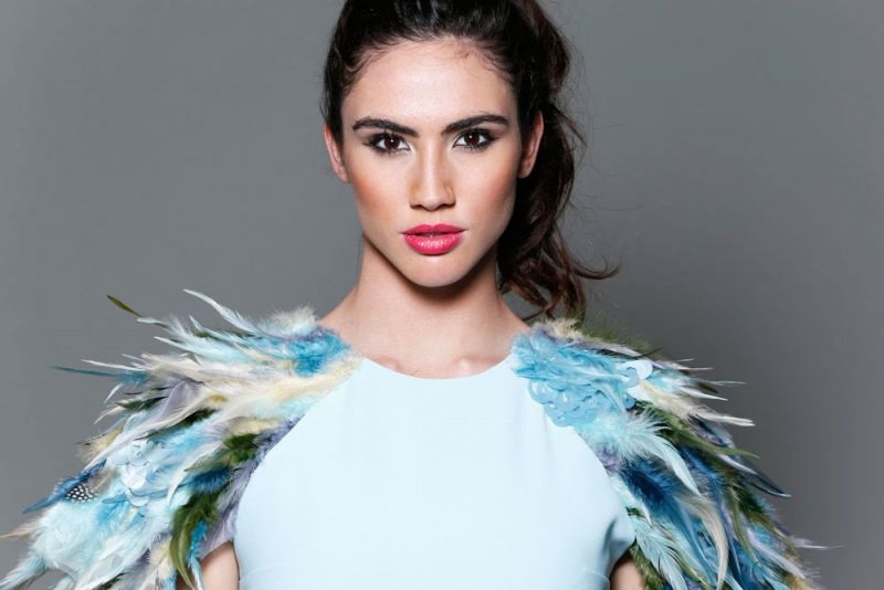 vestido corto de fiesta azul cielo con hombreras de plumas y escote espalda para invitada boda, bautizo, coctel, graduacion de apparentia