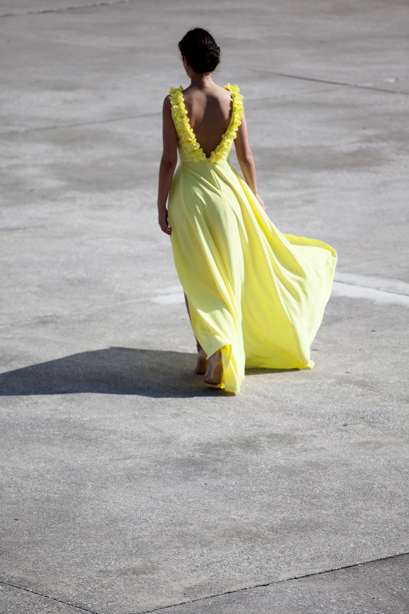 vestido de fiesta amarillo largo con escote en la espalda para boda evento coctel graduacion de primavera verano en apparentia