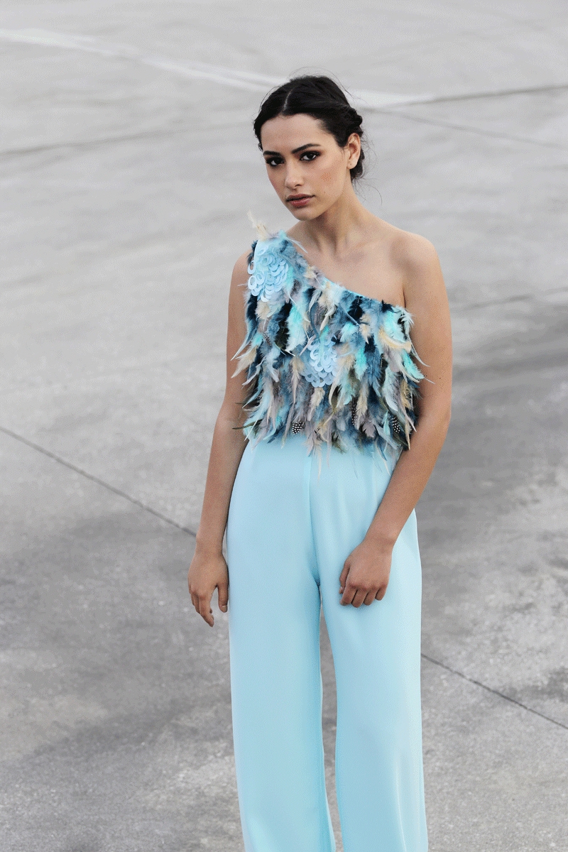 mono azul para boda con cuerpo asimetrico de plumas y pantalon palazzo para fiesta evento coctel bautizo comunion graduacion de primavera verano de apparentia